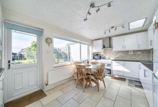 2 bed property, in Huntingdon Gardens, £500,000