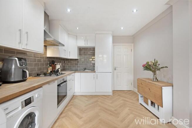 2 bed property, in High Road Leyton, £450,000