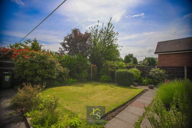 2 bed property, in Hurst Avenue, £435,000
