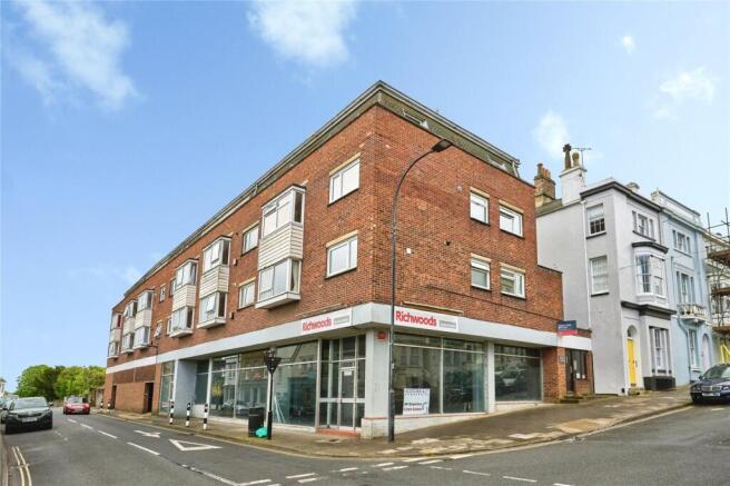 2 bed property, in Rose Court, £100,000