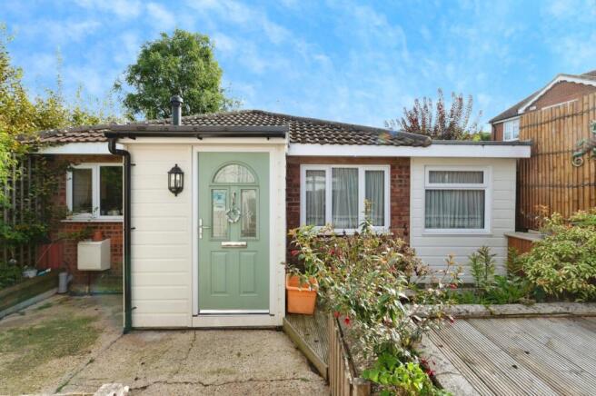 5 bed property, in Hillside Road, £610,000