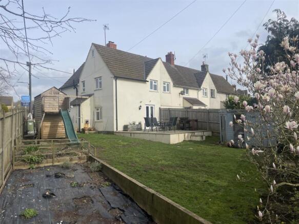 2 bed property, in Mays Crescent, £287,500