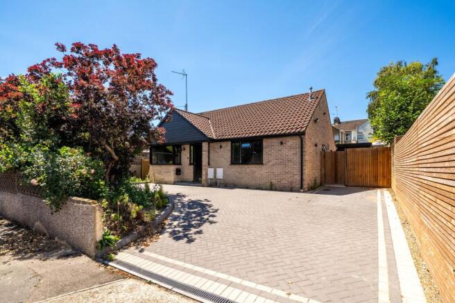 2 bed property, in Essex Road, £400,000