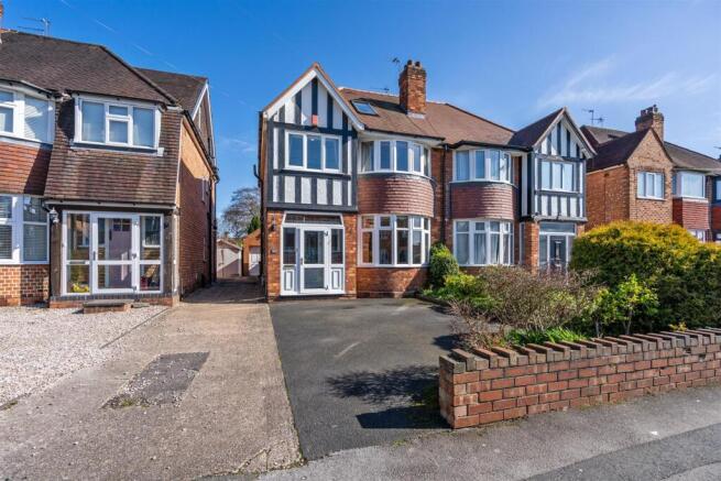 4 bed property, in Moreton Road, £450,000