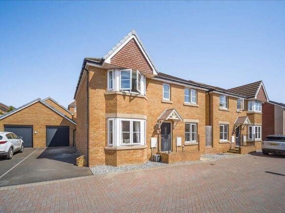 4 bed property, in Greenmeadow Way, £350,000
