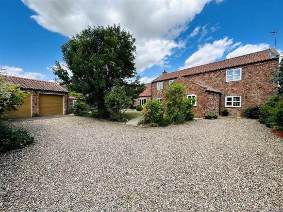 5 bed property, in Asselby, £550,000