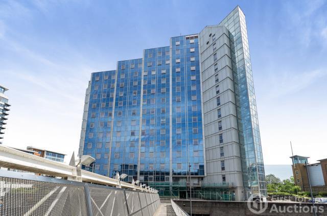 2 bed property, in Churchill Way, £160,000