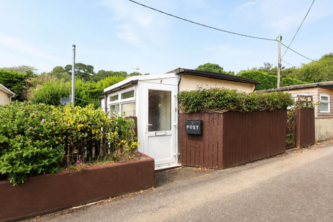 1 bed property, in Trenance Caravan Park, £65,000