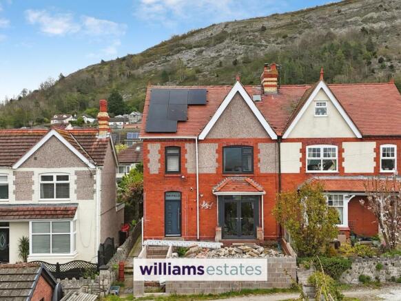 4 bed property, in Foel Park, £295,000