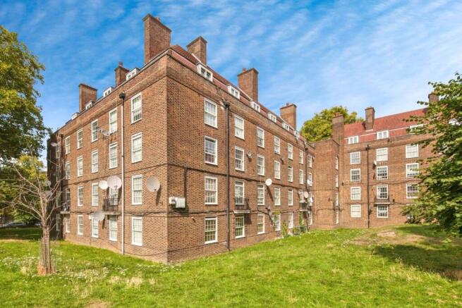 2 bed property, in Albion Avenue, £310,000