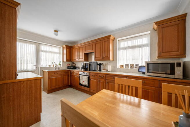 2 bed property, in Deerhurst Close, £450,000