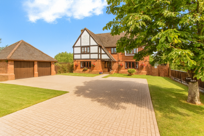5 bed property, in Kingsmans Farm Road, £1,180,000