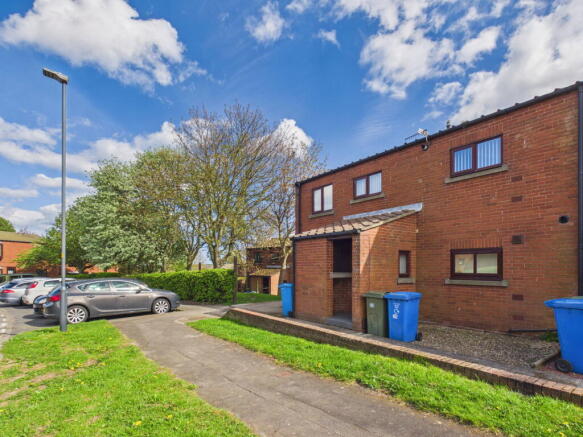 2 bed property, in Runswick Avenue, £115,000