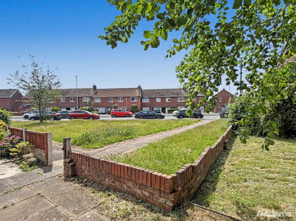 3 bed property, in Royal Avenue, £160,000