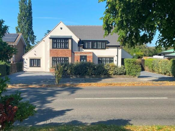 4 bed property, in Broadway, £1,200,000