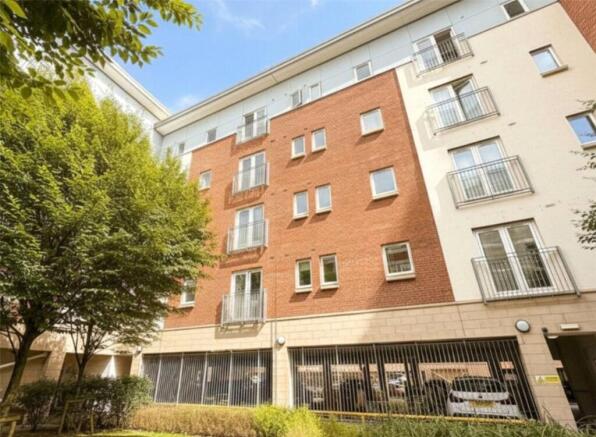 2 bed property, in Elmira Way, £170,000