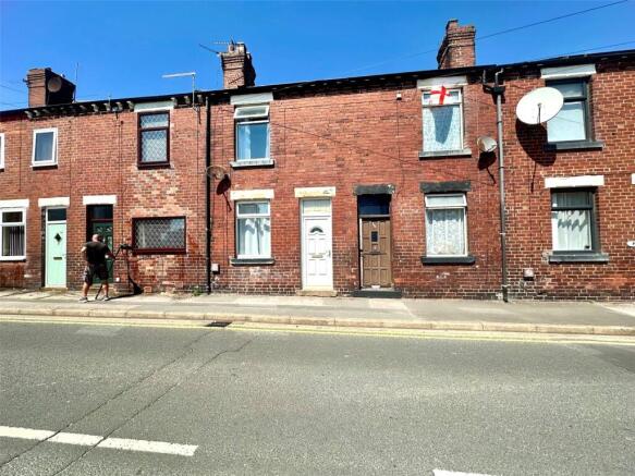 2 bed property, in Weeland Road, £95,000