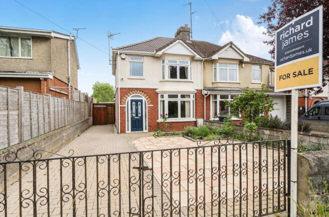 3 bed property, in Cricklade Road, £300,000