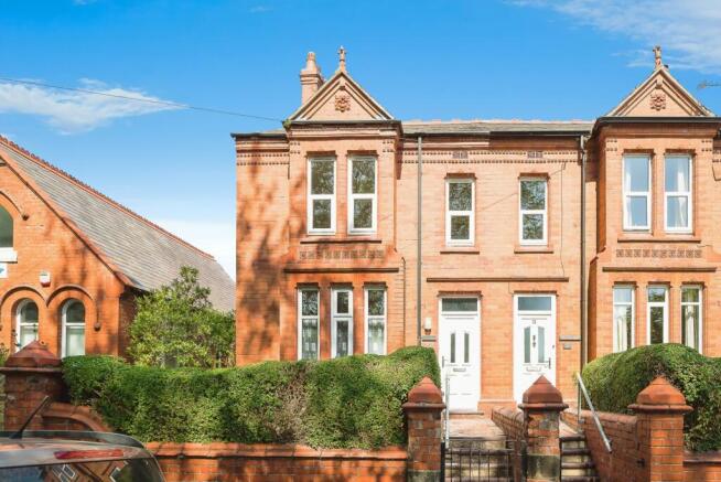 4 bed property, in Bellevue Road, £190,000