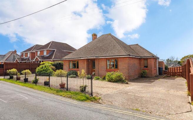 3 bed property, in Detached Spacious Bungalow - Wyatts Lane, £475,000