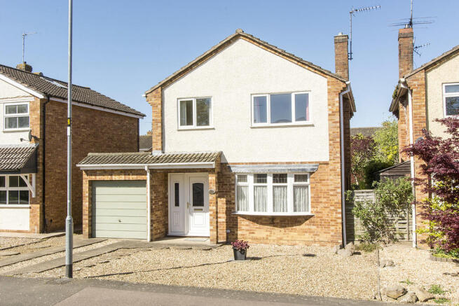 3 bed property, in Cromwell Crescent, £325,000