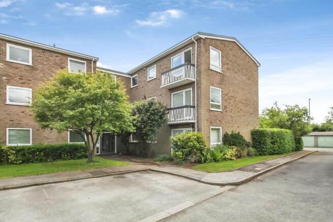 2 bed property, in Sanctus Court, £225,000