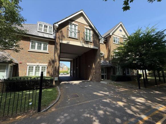 1 bed property, in Maybury Road, £150,000