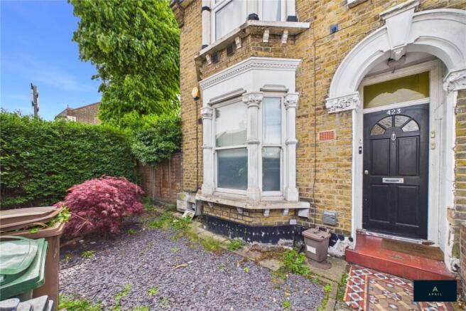 2 bed property, in Grove Green Road, £450,000