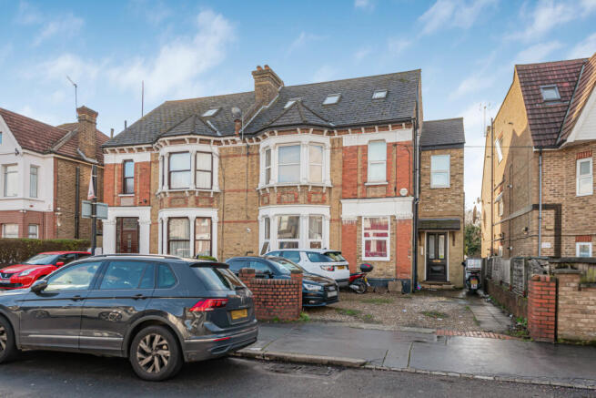 1 bed property, in Bensham Manor Road, £225,000
