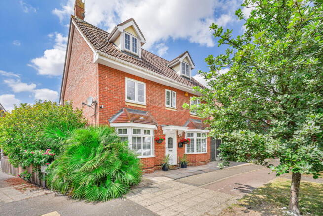 5 bed property, in Wickham Crescent, £600,000