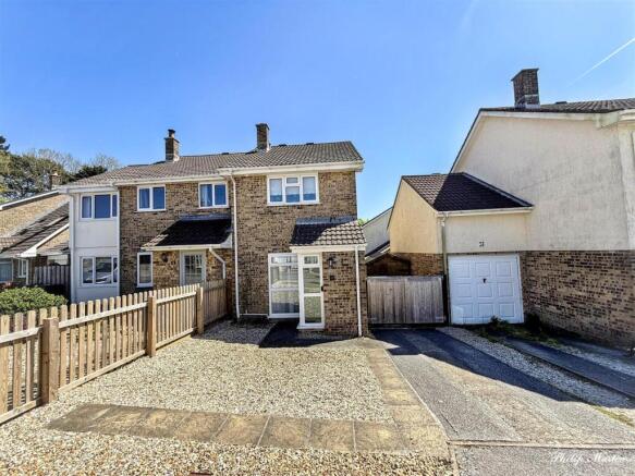 2 bed property, in Ashleigh Way, £255,000