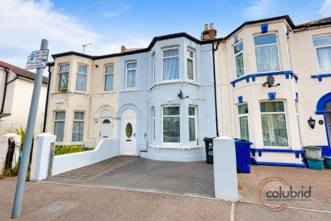 4 bed property, in Beach Road, £250,000