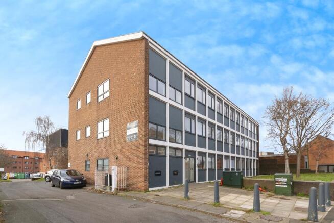 1 bed property, in Lombard Street, £80,000