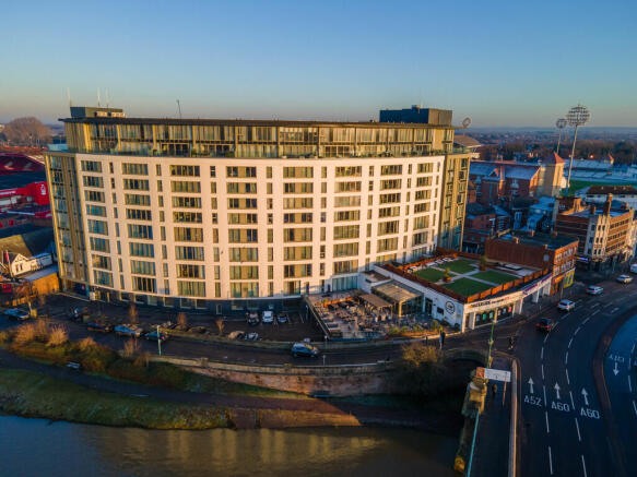 3 bed property, in The Waterside Apartments, £340,000