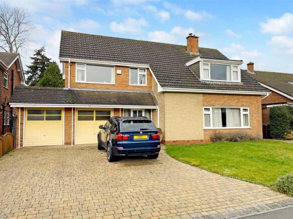 4 bed property, in High Clere Drive, £525,000