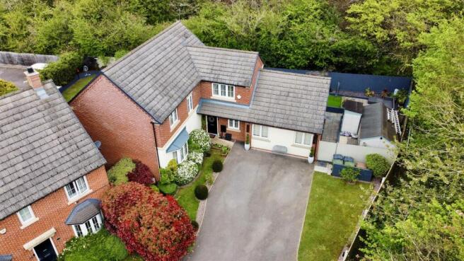 5 bed property, in Beck Crescent, £545,000