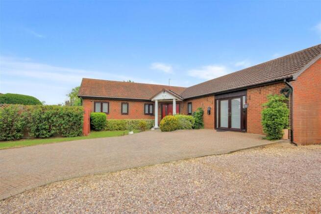 8 bed property, in Nursery Drive, £749,950