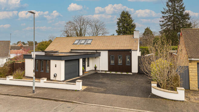 3 bed property, in Pine Tree Grove, £650,000