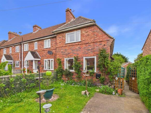 2 bed property, in Albemarle Road, £275,000