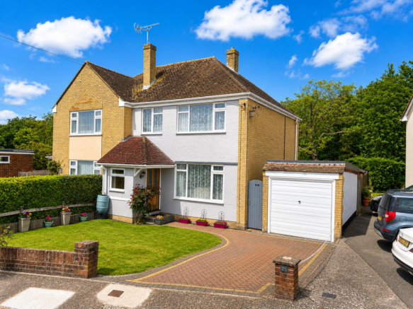 3 bed property, in Wych Elm Way, £395,000