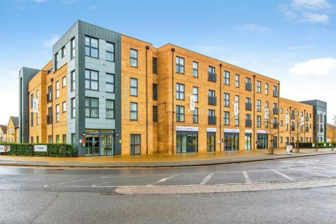 1 bed property, in High Street, £280,000