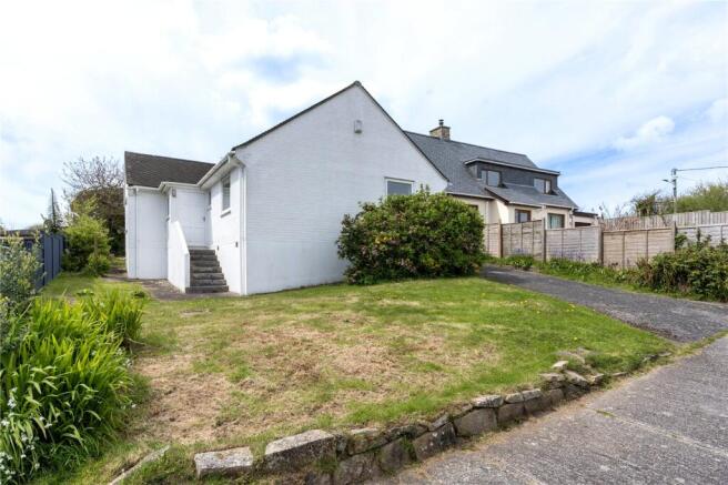 2 bed property, in Churchfield Close, £300,000