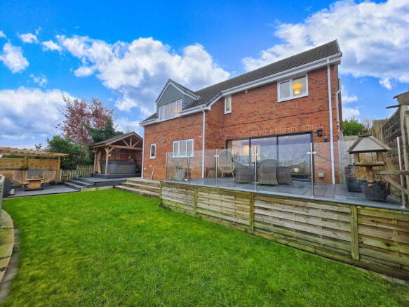 5 bed property, in Melvinia Crescent, £550,000