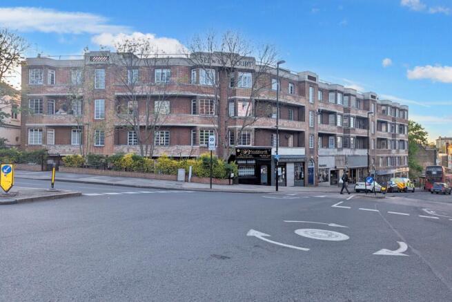 2 bed property, in Blackheath Village, £240,000