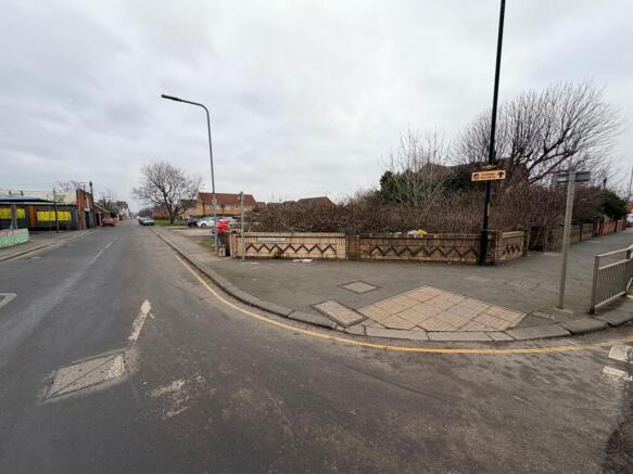 Land, in Longlands Road, £400,000