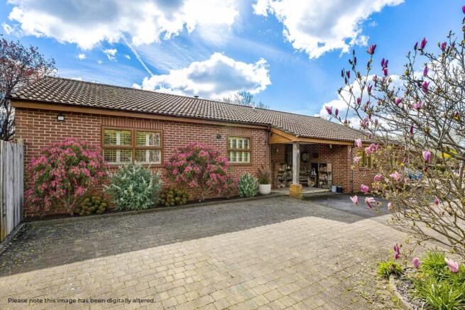 4 bed property, in Syers Close, £599,950