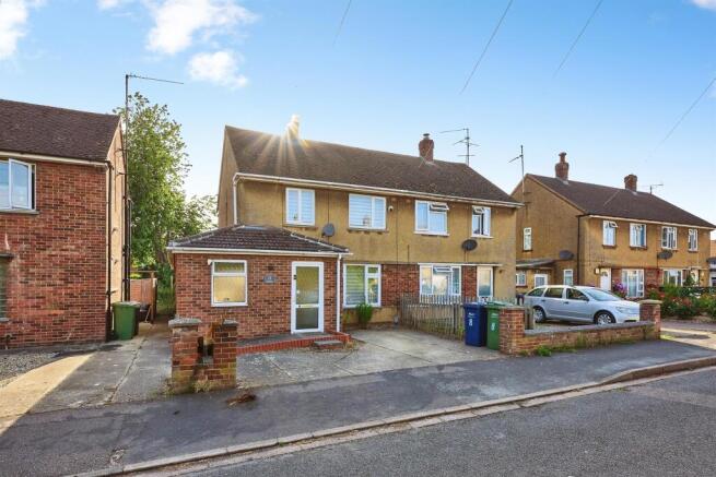 2 bed property, in Bramley Road, £150,000