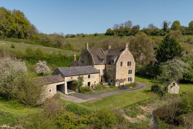 6 bed property, in Longdean, £1,350,000