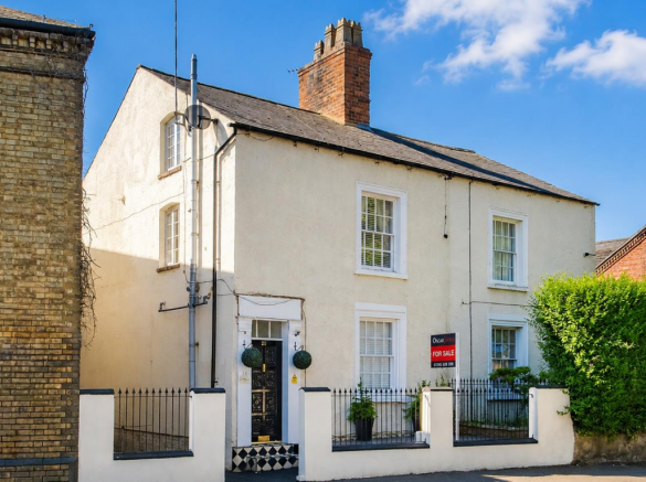 2 bed property, in Oxford Street, £225,000