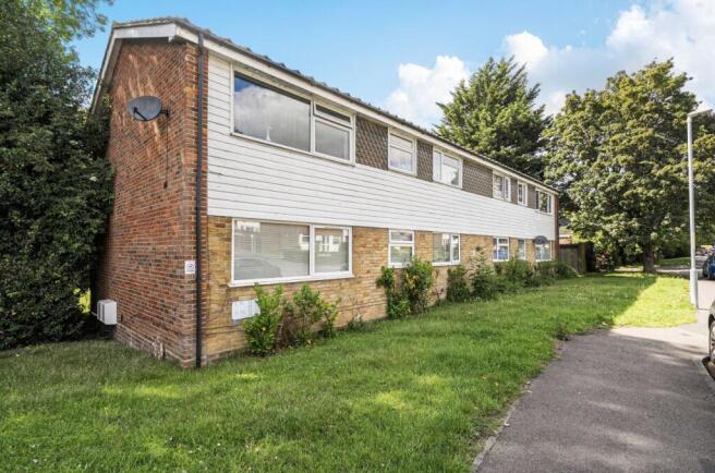 2 bed property, in Paddock Close, £195,000